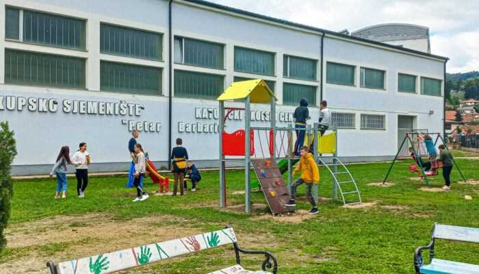Središnji državni ured za Hrvate izvan RH opremio igralište za učenike KŠC-a "Petar Barbarić" 