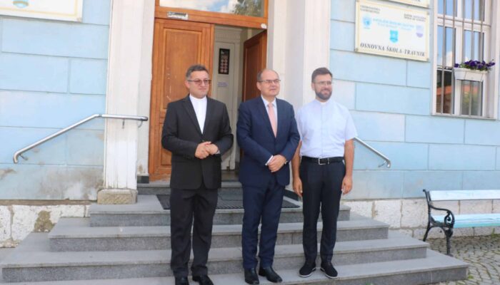Visoko Predstavnik, gosp. Christian Scmidt pohodio Katolički školski centar u Travniku