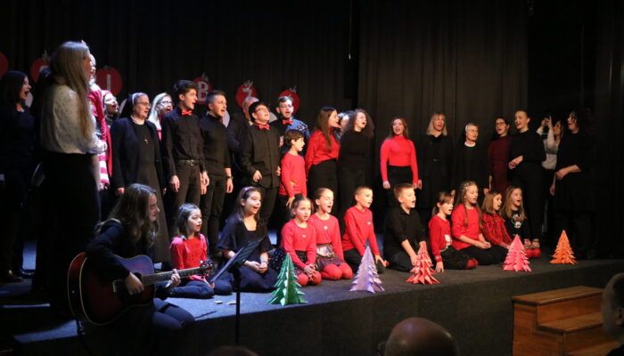 Božićna priredba ,,Upalimo svjetlo dobrote“