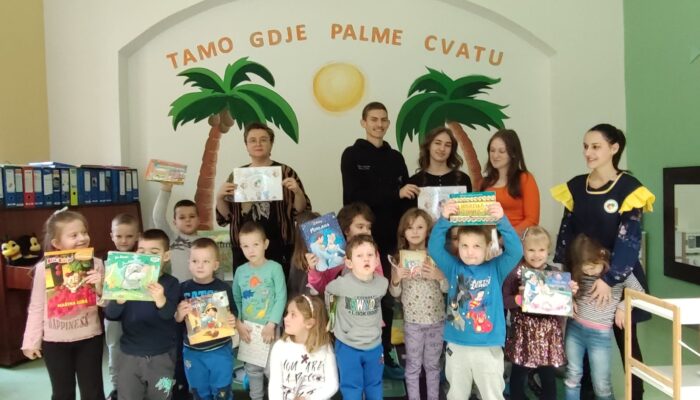 Nije teško zar, dati slikovnicu na dar?