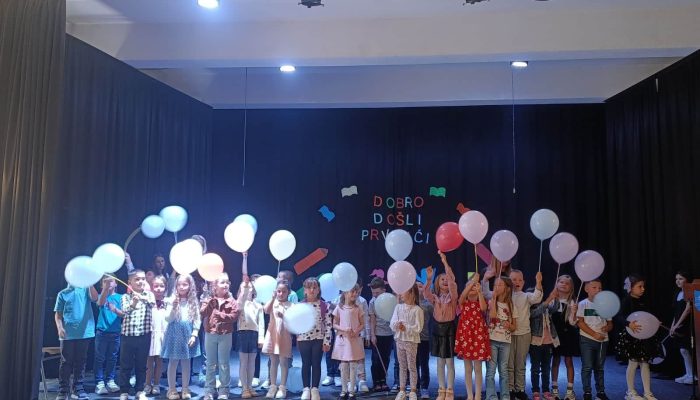 Svečanim programom i blagoslovom u crkvi obilježen prvi dan škole za nove prvašiće