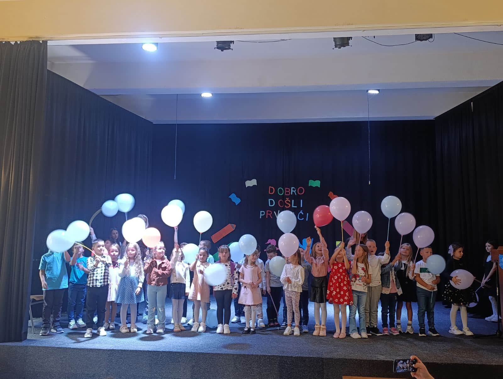 Svečanim programom i blagoslovom u crkvi obilježen prvi dan škole za nove prvašiće